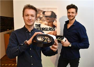 "The Hourglass" ist der erste Spielfilm in "virtual reality", der in Bremerhaven gedreht wurde. Regisseur Matthieu Lienart (links) und Tim Müller-Zitzke präsentieren die speziellen Brillen, mit denen der Film angeschaut wird.
