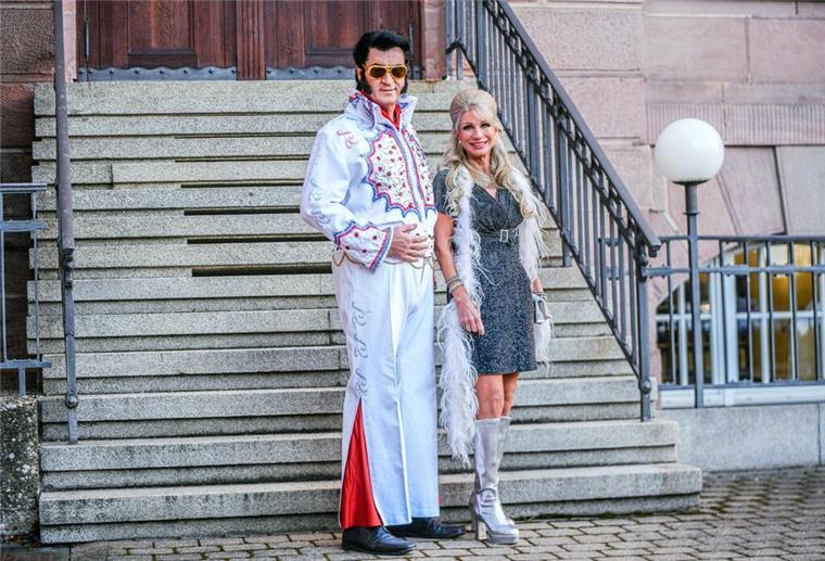 „The king is back“ beschreibt Bayerns Ministerpräsident sein Kostüm für die Franken-Fastnacht.