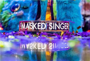 „The Masked Singer“ ist auf dem Siegerpokal der Live-Musikshow zu sehen.
