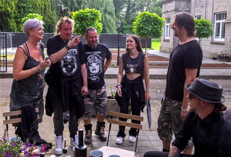 Menschen mit Metalshirts