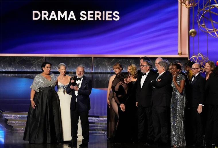 Hollywood feiert sich selbst: Emmy-Abräumer „The Studio“ „The Pitt“ ist der Überraschungssieger als beste Dramaserie des Jahres – und noch ohne deutschen Sendeplatz.