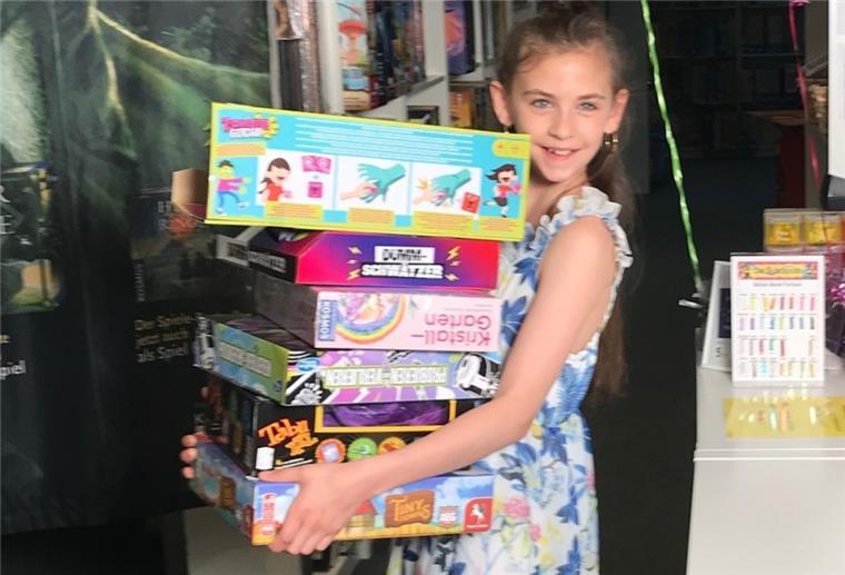 Bremerhaven: Prominente Botschafter der City-Händler „The Voice Kids“-Gewinnerin Georgia Balke entschied sich für einen Besuch des Fachgeschäfts „Der Spielspass“.