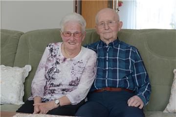 Thea und Heinz Blaffer aus Bremerhaven-Lehe feiern am Dienstag ihre eiserne Hochzeit.