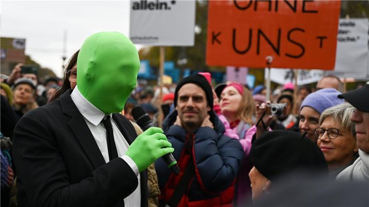 Kultur im „Rocky-Modus“: Ist Berlin bald nicht mehr sexy? Theaterstar Lars Eidinger demonstrierte verkleidet vor dem Brandenburger Tor. (Archivbild)