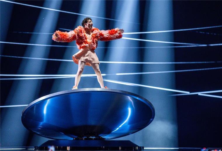 Theatralisch drehte sich der non-binäre Act Nemo mit kraftvoller Stimme auf einer Scheibe.