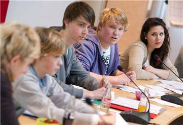 Themen finden, Anträge formulieren, debattieren, Beschlüsse fassen – wie Politik geht, sollen in der Seestadt künftig Schüler im Jugendparlament erfahren.