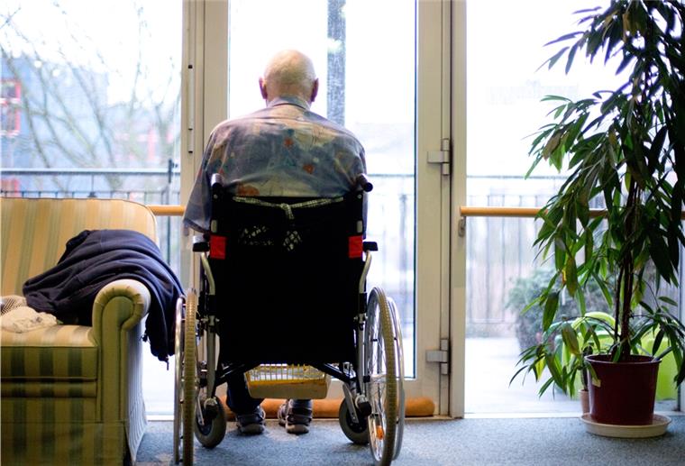 Themenfoto: Pflegebedürftige, die zu Hause leben und körperlich nicht in der Lage sind, ein Impfzentrum aufzusuchen, haben derzeit keine Möglichkeit, gegen Corona geimpft zu werden. Die mobilen Impfteams, die überall gebildet wurden, suchen derzeit nur die Heime auf.