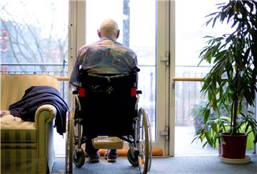 Themenfoto: Pflegebedürftige, die zu Hause leben und körperlich nicht in der Lage sind, ein Impfzentrum aufzusuchen, haben derzeit keine Möglichkeit, gegen Corona geimpft zu werden. Die mobilen Impfteams, die überall gebildet wurden, suchen derzeit nur die Heime auf.