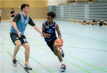 Theo Archer (rechts) hatte noch vor zwei Jahren mit Basketball nichts am Hut. Inzwischen spielt er für die U19-Bundesligamannschaft der Eisbären.