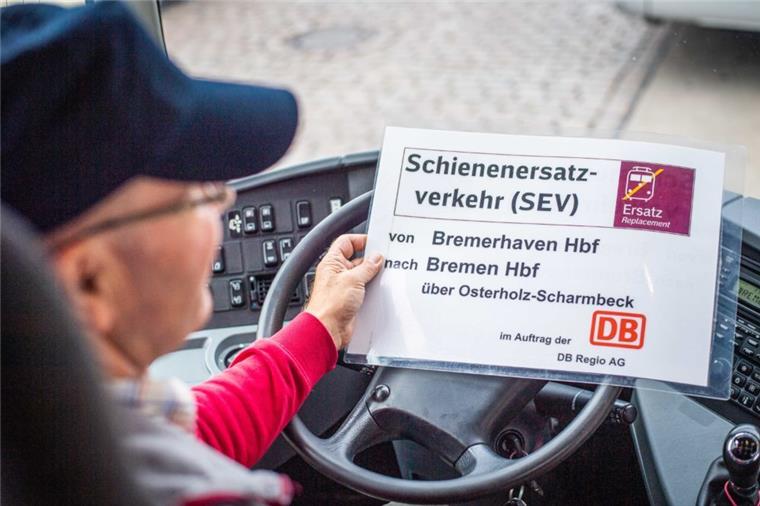 Theologe Reinhard Huland aus Norden-Norddeich in Ostfriesland fährt nebenberuflich Schienenersatzverkehr.  