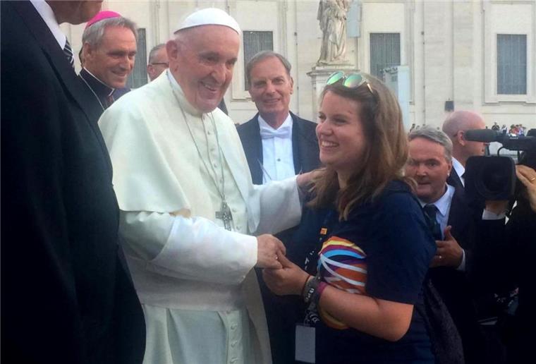 Schülerin aus Nordenham trifft in Rom den Papst Theresa Eger aus Nordenham hat in Rom den Papst getroffen.