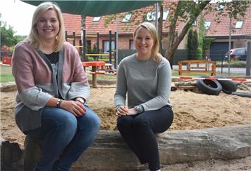 Therese Narawitz (links) und Christina Hinrichs lieben ihren Job. Doch momentan sind die Erzieherinnen alles andere als zufrieden. 