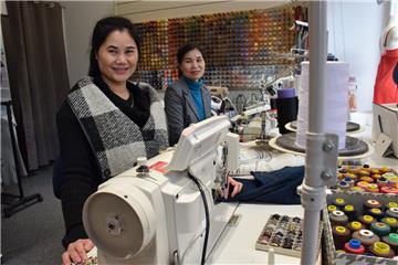 Thi Tan Nhi Cam (44, links) und ihre Schwester Thi Lam Kieu Cam (46) betreiben in dem früheren Dessous- und Bademoden-Geschäft „Zauberhaft“ seit Jahresbeginn eine Änderungsschneiderei.