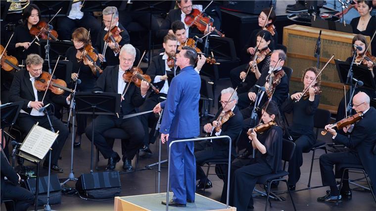 20.000 Menschen feiern Thielemann bei „Staatsoper für alle“ Thielemann wurde in Berlin gefeiert