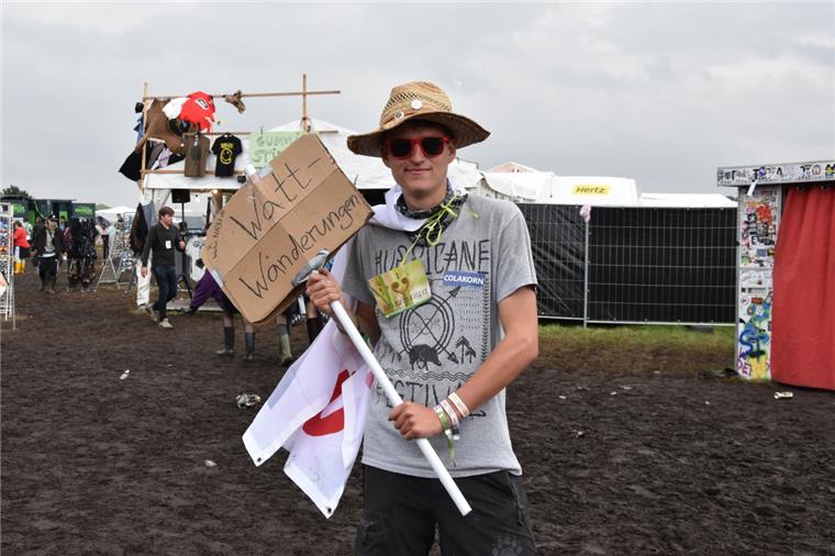 Dieser Typ hat den geilsten "Job" auf dem Hurricane Thiemo Karwinkel hat eine Marktlücke entdeckt, er bietet Wattwanderungen auf dem Hurricane an und das für den guten Zweck.