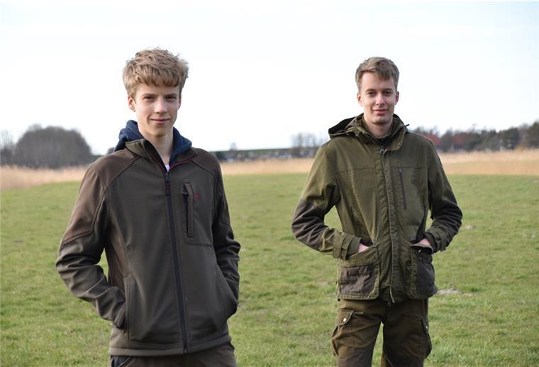 Thies Baars (17, links) und Immo Hullmann (19) sind Jäger. Auf der Wiese von Thies Baars' Großvater haben die beiden Tossener eine Streuobstwiese mit Blühstreifen als Rückzugsraum für Wild angelegt. 