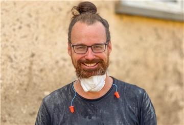 Thilo Vogel leistet im Ahrtal wichtige Arbeit: In den Häusern, in denen das Wasser teils bis zur Oberkante des Obgeschosses stand, muss der feuchte Putz von den Wänden. Auch der Estrich muss raus. Ansonsten würde sich Schimmel bilden.