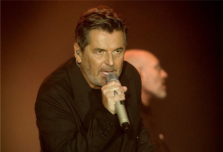 Bremerhaven: Thomas Anders begeistert seine Fans Sänger Thomas Anders am Mikrofon