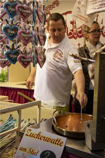 Thomas Ausborn erklärt die Kunst des Mandelbrennens.