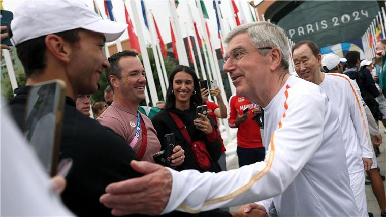 Nach Brandanschlägen: Bach sorgt sich nicht um Sicherheit Thomas Bach (r.) besuchte am Freitagvormittag das Olympische Dorf in Paris.