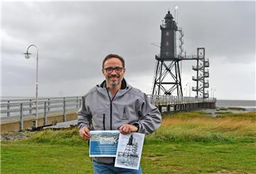 Ein Mann vor dem Leuchtturm Overeversand.