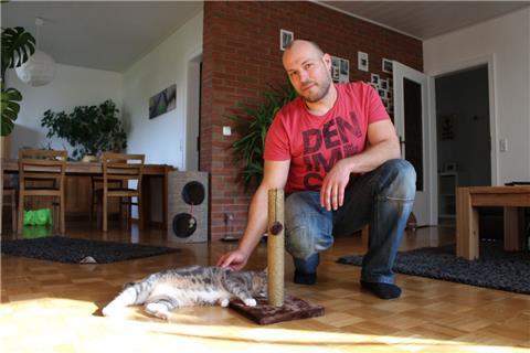 Kater Rossi hat sich nicht vor die Kamera getraut, stattdessen legt sich seine Schwester Lilly vor den Kratzbaum.