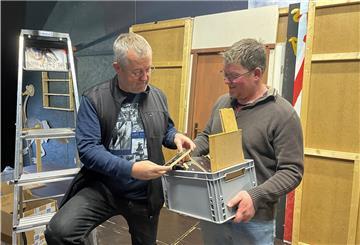 Thomas Büsing (links) und Oliver Verhoef verbringen zusammen mit anderen Ehrenamtlichen viel Zeit im Saal des Eckwarder Hofs, um die dortige Bühne auf Vordermann zu bringen.