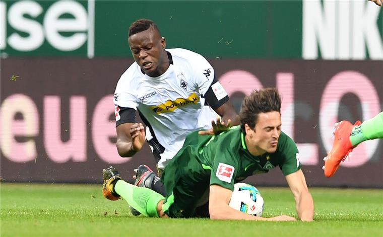 Lob für den Trainer: Thomas Delaney stellt sich hinter Alexander Nouri Thomas Delaney geht zu Boden. Aber der Werder-Profi besitzt ein großes Kämpferherz.