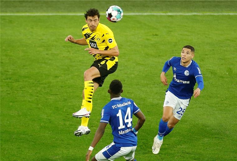 Dortmund gewinnt das Revierderby Thomas Delaney von Borussia Dortmund in Aktion mit Rabbi Matondo und Amine Harit von Schalke 04.