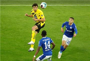 Thomas Delaney von Borussia Dortmund in Aktion mit Rabbi Matondo und Amine Harit von Schalke 04. 