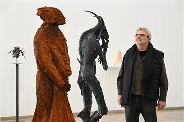 Ein Mann neben zwei großen und zwei kleinen Skulpturen: Thomas Duttenhoefer in seiner Ausstellung.