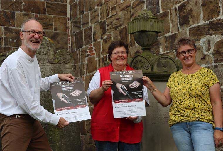 Thomas G. Willberger, Regisseur vom Stück „Utlevert–Umstellt“", Pastorin Birgit Faß und Jutta Barghop, Vorsitzende des Gemeindekirchenrates (von links), laden zu einem spannenden Abend in die St.-Matthäus-Kirche ein.