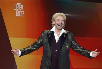 Thomas Gottschalk kommt zu Beginn der Jubiläumsshow "Wetten, dass..?" auf die Bühne.