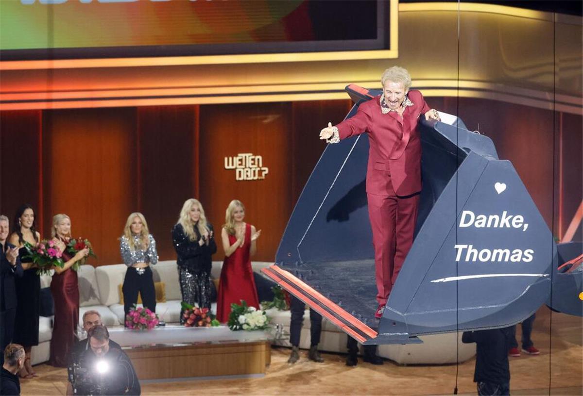 Letzte große Show: Gottschalks „Wetten, dass..?“-Abschied Thomas Gottschalk wurde am Ende der Show in einer Baggerschaufel über die Bühne gefahren.