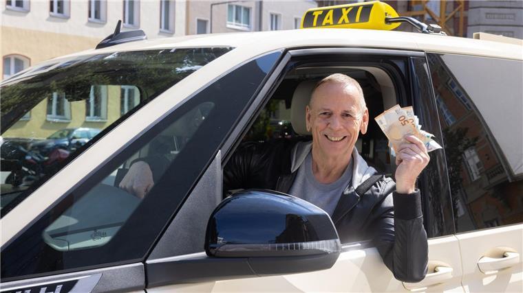 Thomas Hackenberg fährt das „Quiz Taxi“.