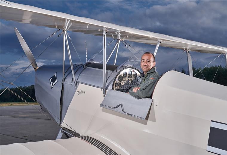 Thomas Lötsch setzt zum Abflug an: Ab 1. August übernimmt der Noch-Chef der Wirtschaftsförderung im Landkreis Cuxhaven und Geschäftsführer der Flughafenbetriebsgesellschaft des Seeflughafens Cuxhaven-Nordholz eine Dezernentenstelle beim Landkreis Stendal in Sachsen-Anhalt. Seinen historischen Doppeldecker, mit dem der Hobbypilot so manches Mal über das Cuxland geflogen ist, hat er vor kurzem verkauft.