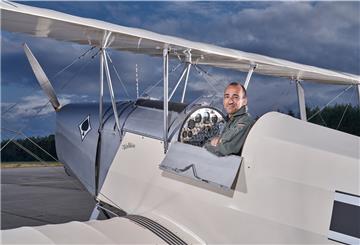 Thomas Lötsch setzt zum Abflug an: Ab 1. August übernimmt der Noch-Chef der Wirtschaftsförderung im Landkreis Cuxhaven und Geschäftsführer der Flughafenbetriebsgesellschaft des Seeflughafens Cuxhaven-Nordholz eine Dezernentenstelle beim Landkreis Stendal in Sachsen-Anhalt. Seinen historischen Doppeldecker, mit dem der Hobbypilot so manches Mal über das Cuxland geflogen ist, hat er vor kurzem verkauft.