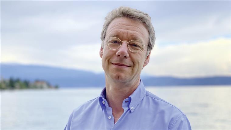 Ein Mann mit Brille.