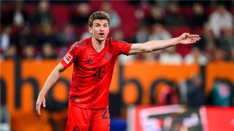Thomas Müller gibt auf dem Platz viele Anweisungen.