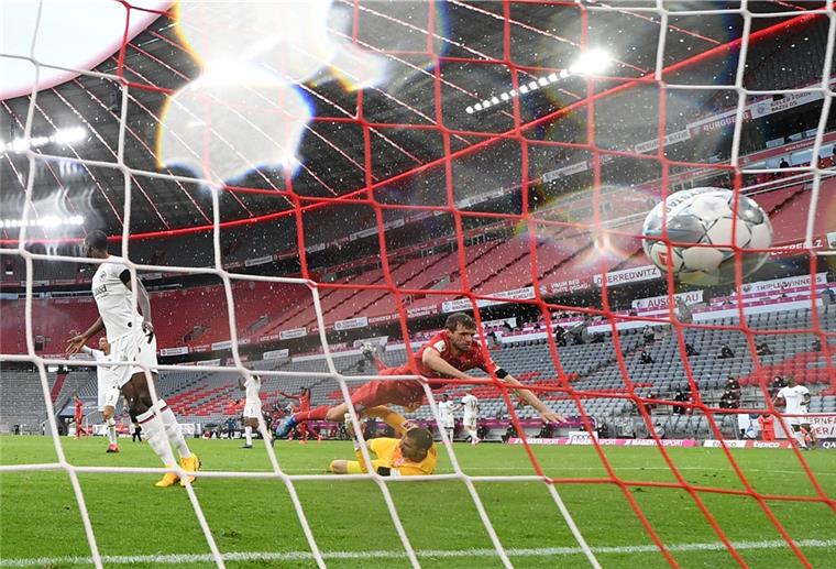 Thomas Müller (rechts) schießt das Tor zum 2:0 für den FC Bayern.