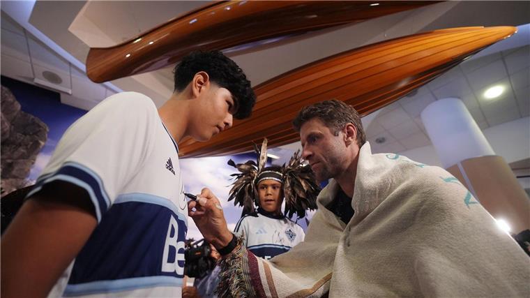 Herzlich willkommen in Kanada! Thomas Müller spielt nun für die Vancouver Whitecaps und gab gleich am Flughafen Autogramme.