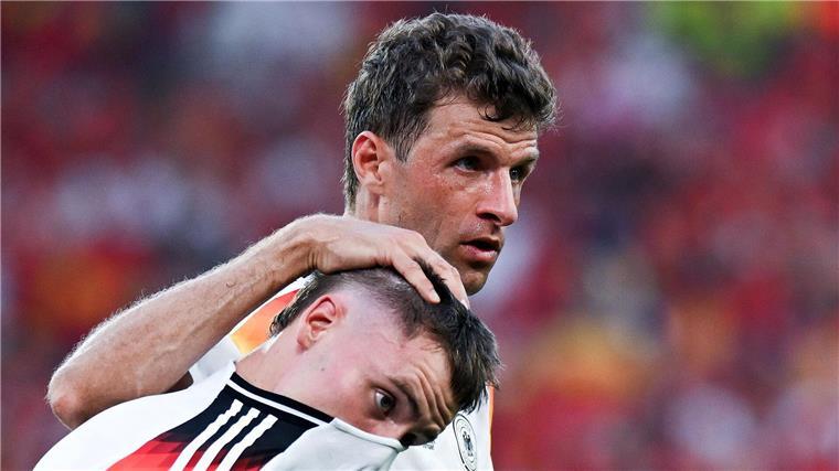 Thomas Müller tröstet Florian Wirtz nach dem EM-Aus.