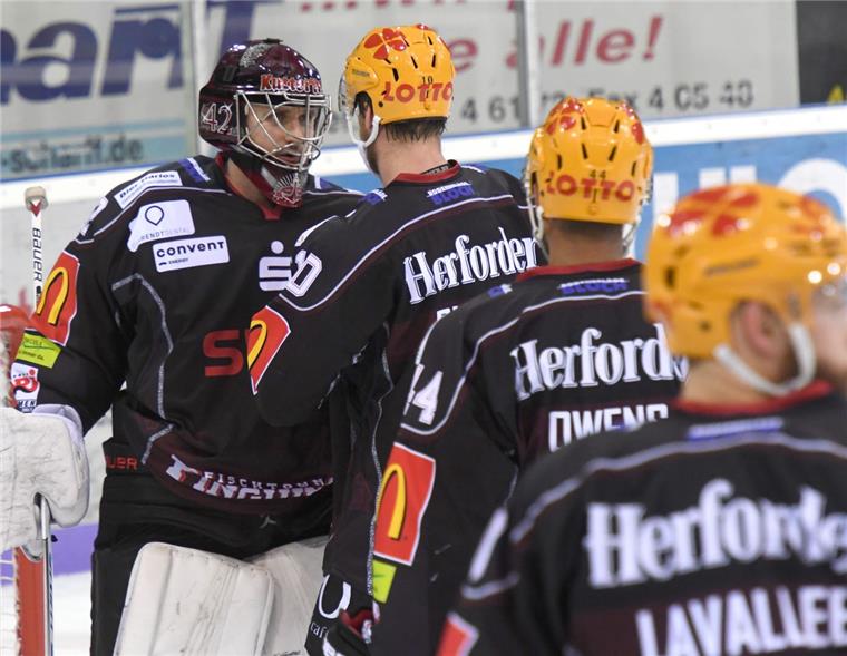 Thomas Pöpperle (links) war im Tor der Fischtown Pinguins trotz der Niederlage ein guter Rückhalt.