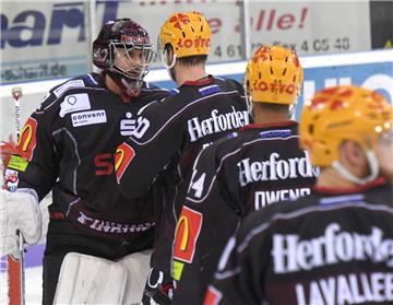 Thomas Pöpperle (links) war im Tor der Fischtown Pinguins trotz der Niederlage ein guter Rückhalt.