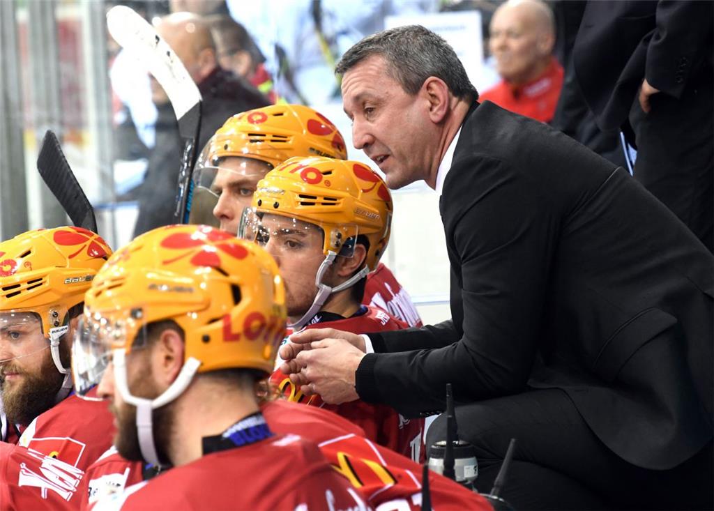 Thomas Popiesch gibt Dominik Tiffels ein paar Ratschläge.