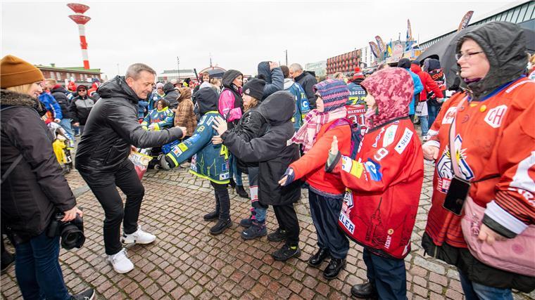 Sechs Spieler verlassen die Fischtown Pinguins - der Abschied in Bildern Thomas Popiesch macht den kleinsten Fans eine Freude.