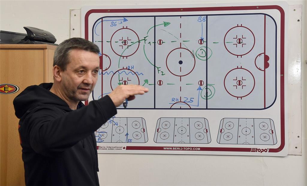 Thomas Popiesch malt den App-Gewinnern auf, wie sich die Pinguins bei Überzahl K...