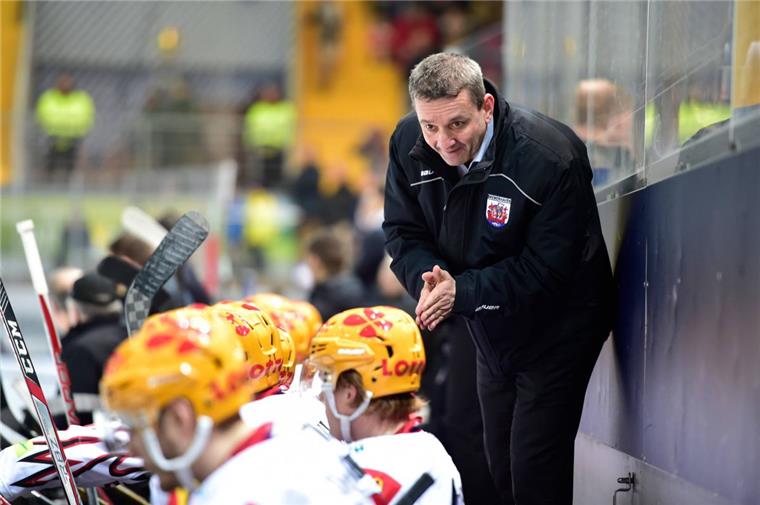 Thomas Popiesch, Trainer der Fischtown Pinguins Bremerhaven, feierte bei seiner Rückkehr nach Dresden einen Sieg.