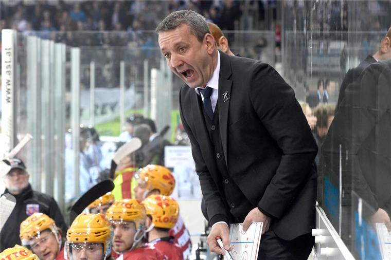 Pinguins verlieren gegen Verfolger Düsseldorf Thomas Popiesch unter Hochspannung im so wichtigen Spiel zwischen den Fischtown Pinguins und der Düsseldorfer EG.