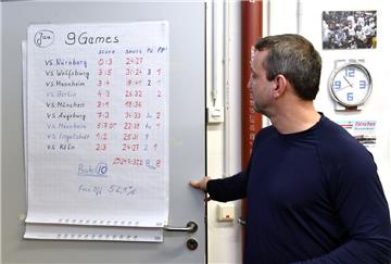 Thomas Popiesch wirft einen Blick auf die statistischen Werte. Foto: Scheschonka